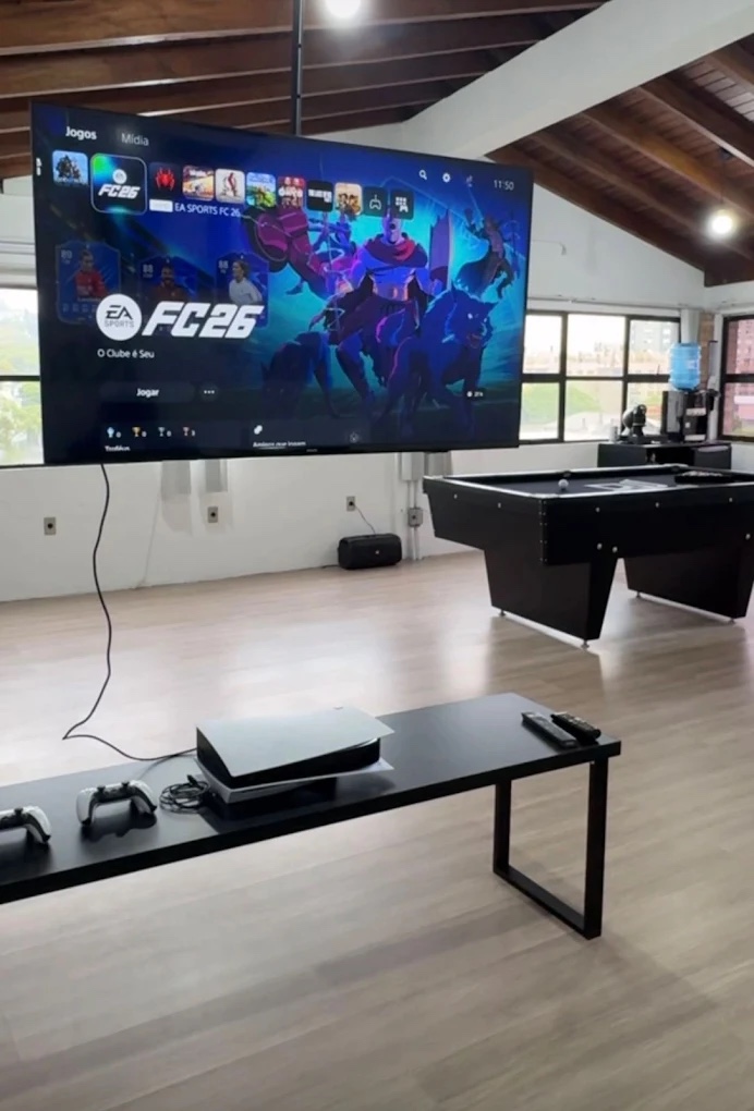 TV gigante com PS5 no lounge